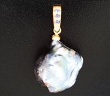 Золотой двусторонний кулон с жемчужиной барокко титанового люстра 28,57 карата, васильковыми и пурпурно-розовыми сапфирами