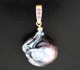 Золотой двусторонний кулон с жемчужиной барокко титанового люстра 36,95 карата, васильковыми и пурпурно-розовыми сапфирами Золото