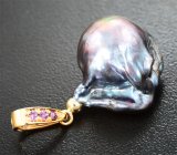 Золотой двусторонний кулон с жемчужиной барокко титанового люстра 36,95 карата, васильковыми и пурпурно-розовыми сапфирами Золото