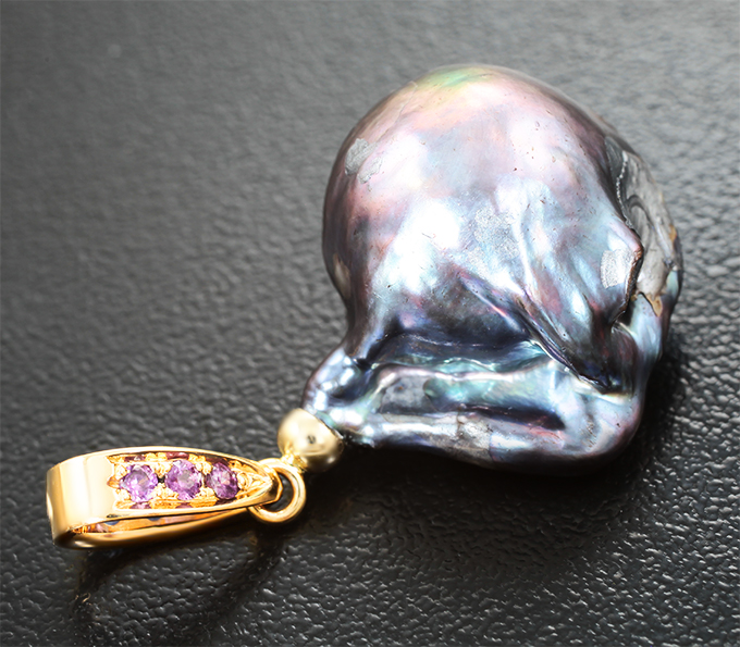 Золотой двусторонний кулон с жемчужиной барокко титанового люстра 36,95 карата, васильковыми и пурпурно-розовыми сапфирами