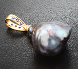 Золотой двусторонний кулон с жемчужиной барокко титанового люстра 36,95 карата, васильковыми и пурпурно-розовыми сапфирами