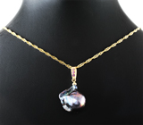 Золотой двусторонний кулон с жемчужиной барокко титанового люстра 36,95 карата, васильковыми и пурпурно-розовыми сапфирами Золото