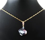 Золотой двусторонний кулон с жемчужиной барокко титанового люстра 36,95 карата, васильковыми и пурпурно-розовыми сапфирами