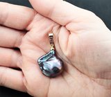 Золотой двусторонний кулон с жемчужиной барокко титанового люстра 36,95 карата, васильковыми и пурпурно-розовыми сапфирами