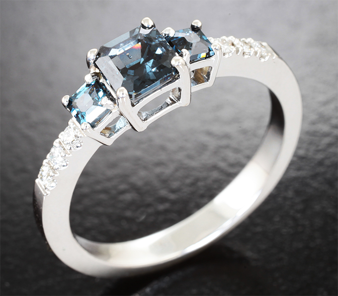 Золотое кольцо c редкими насыщенно-синими шпинелями 0,98 карата и бриллиантами