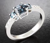 Золотое кольцо c редкими насыщенно-синими шпинелями 0,98 карата и бриллиантами