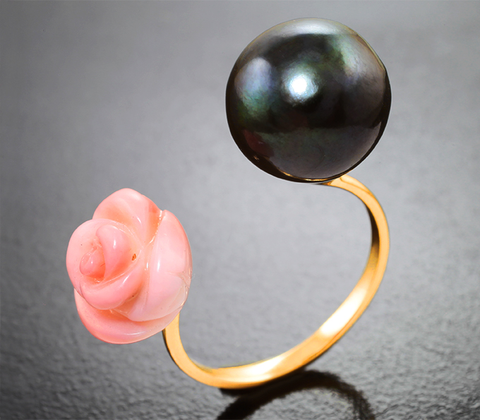 Золотое кольцо с черной морской жемчужиной 10,84 карата и резным solid кораллом 3,8 карата