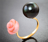 Золотое кольцо с черной морской жемчужиной 10,84 карата и резным solid кораллом 3,8 карата