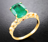 Золотое кольцо с ярким насыщенным уральским изумрудом 2,95 карата, сапфирами и бриллиантами Золото