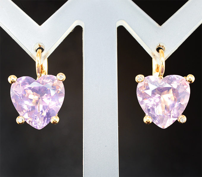 Крупные золотые серьги с лавандовыми аметистами в огранке "сердце" 12,94 карата и бриллиантами