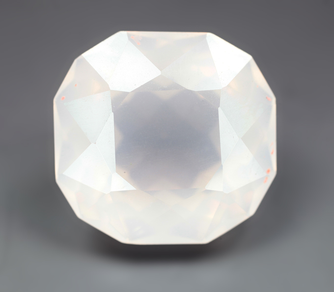 Чистейший крупный оранжево-розовый кварц эффектной огранки 22,69 карата