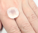 Чистейший крупный оранжево-розовый кварц эффектной огранки 22,69 карата 