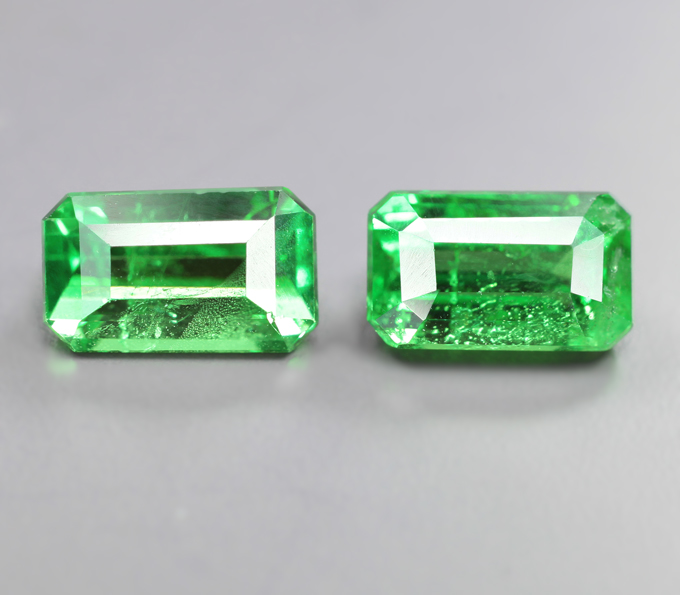 Редкая пара «неоновых» цаворитов 1,81 карата