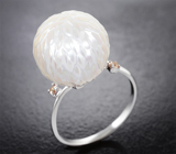 Золотое кольцо с крупной резной белоснежной морской жемчужиной Edison 17,45 карата и цирконами