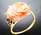 Золотое кольцо с крупным резным solid кораллом 9,6 карата, синими шпинелями и бриллиантами