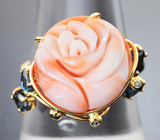 Золотое кольцо с крупным резным solid кораллом 9,6 карата, синими шпинелями и бриллиантами