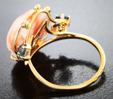 Золотое кольцо с крупным резным solid кораллом 9,6 карата, синими шпинелями и бриллиантами