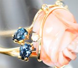 Золотое кольцо с крупным резным solid кораллом 9,6 карата, синими шпинелями и бриллиантами Золото