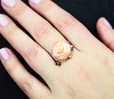 Золотое кольцо с крупным резным solid кораллом 9,6 карата, синими шпинелями и бриллиантами