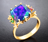 Золотое кольцо с ограненным черным опалом 3,8 карата, цаворитом, красным сапфиром и бриллиантами