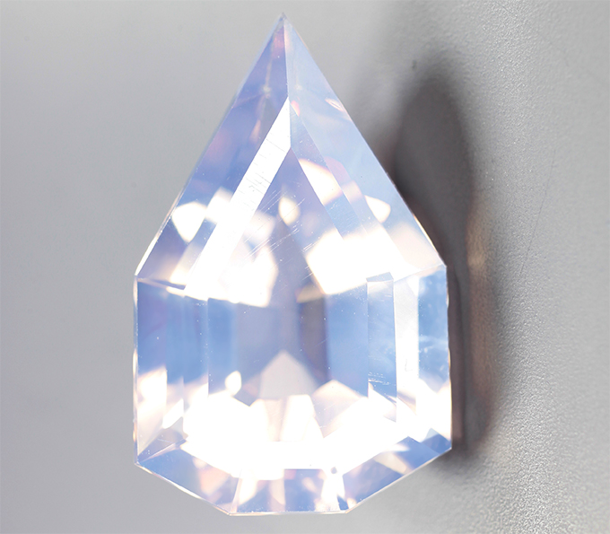 Чистейший лавандовый аметист авторской огранки 6,73 карата