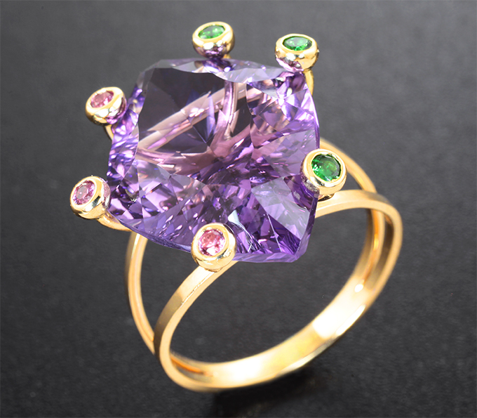 Золотое кольцо с чистейшим аметистом авторской огранки 12,91 карата, цаворитами гранатами и сапфирами