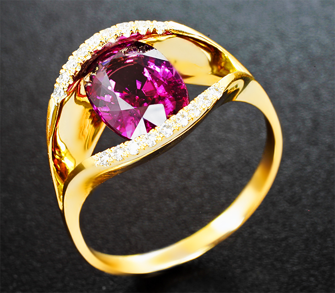 Золотое кольцо с ярким насыщенным умбалитом гранатом 2,83 карата и бриллиантами