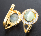 Золотые серьги с редкими хризобериллами 2,94 карата и бесцветными цирконами Золото