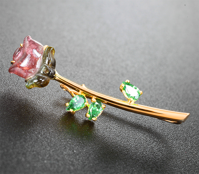 Золотая брошь с резным арбузным турмалином 4,17 карата и цаворитами