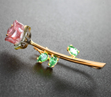 Золотая брошь с резным арбузным турмалином 4,17 карата и цаворитами Золото