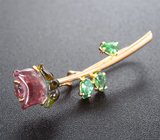 Золотая брошь с резным арбузным турмалином 4,17 карата и цаворитами