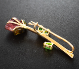 Золотая брошь с резным арбузным турмалином 4,17 карата и цаворитами Золото