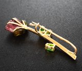 Золотая брошь с резным арбузным турмалином 4,17 карата и цаворитами