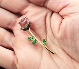 Золотая брошь с резным арбузным турмалином 4,17 карата и цаворитами