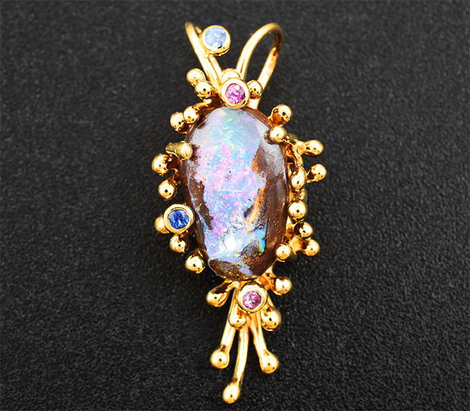 Золотой кулон с редким австралийским болдер опалом 4,78 карата и сапфирами
