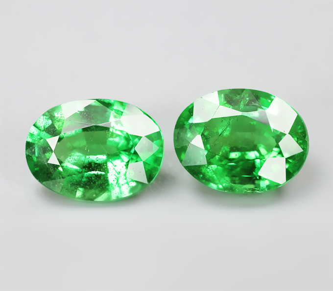 Редкая пара «неоновых» цаворитов 2,58 карата