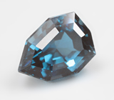 Чистейший синий London топаз авторской огранки 3,09 карата 