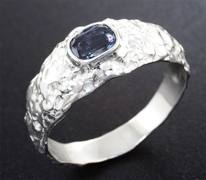 Кольцо с синим гранатом со сменой цвета 0,89 карата