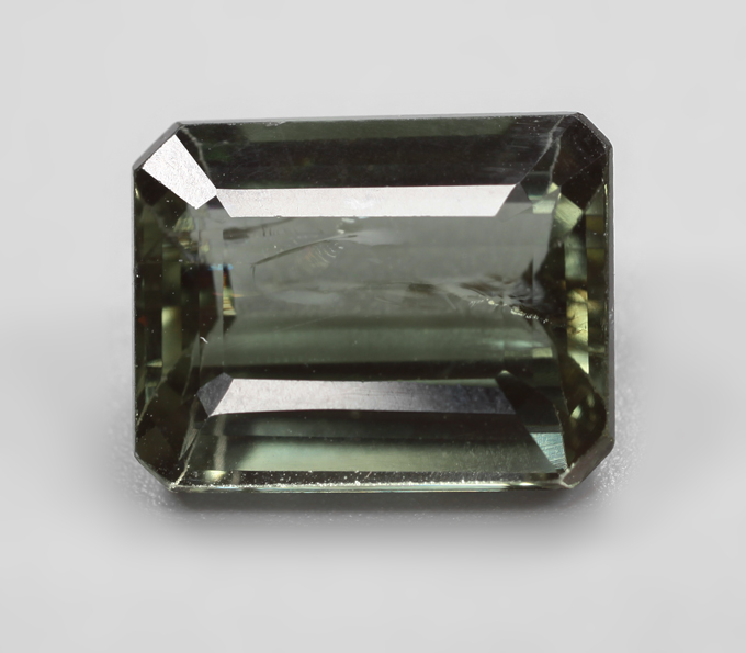 Крупный желтовато-зеленый турмалин 6,36 карата