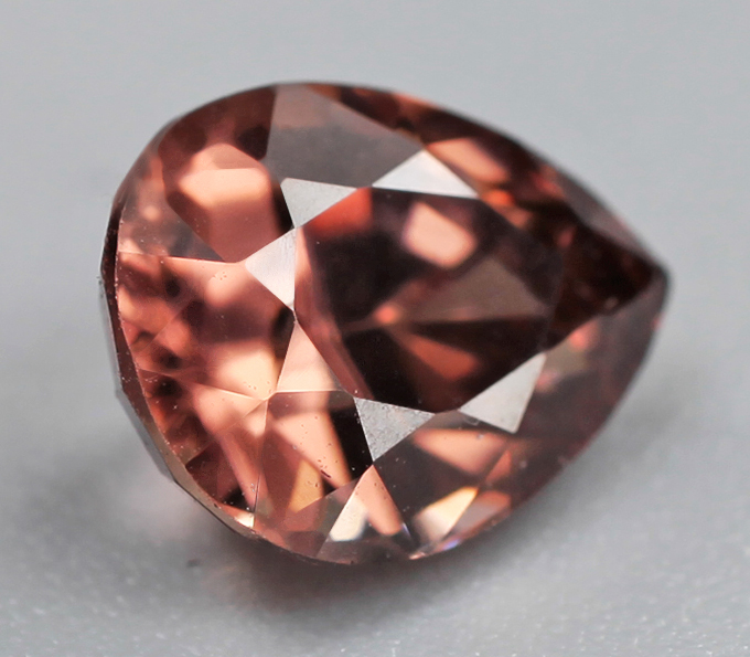 Оранжевый циркон высокой чистоты 1,81 карата 