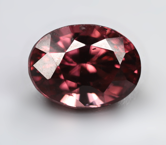 Оранжево-красный циркон высокой чистоты 3,65 карата