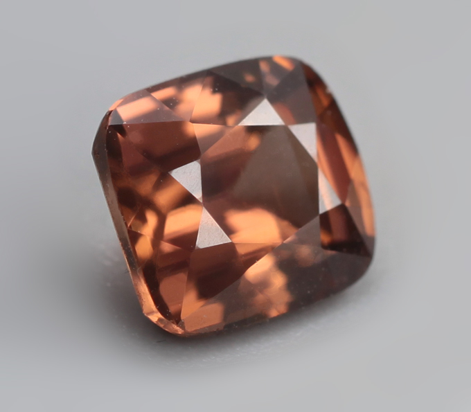 Чистейший оранжевый циркон 1,85 карата 