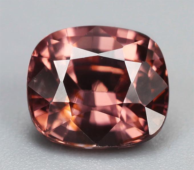 Оранжево-красный циркон высокой чистоты 2,4 карата