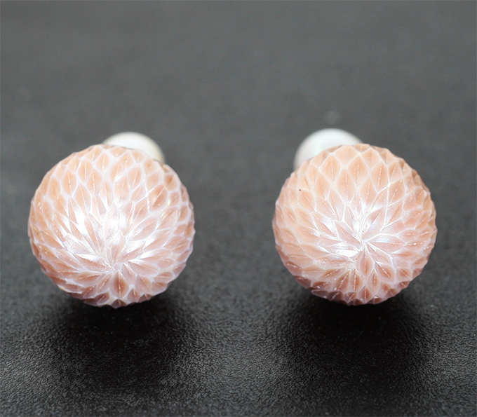 Золотые пусеты с крупным резным жемчугом Edison 27,45 карата и белым морским жемчугом