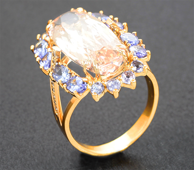 Крупное коктейльное золотое кольцо с золотисто-персиковым морганитом 11,48 карата, танзанитами и бриллиантами