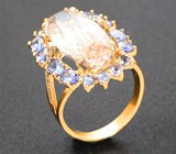 Крупное коктейльное золотое кольцо с золотисто-персиковым морганитом 11,48 карата, танзанитами и бриллиантами