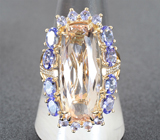 Крупное коктейльное золотое кольцо с золотисто-персиковым морганитом 11,48 карата, танзанитами и бриллиантами Золото