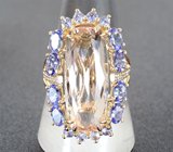 Крупное коктейльное золотое кольцо с золотисто-персиковым морганитом 11,48 карата, танзанитами и бриллиантами