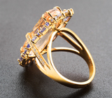 Крупное коктейльное золотое кольцо с золотисто-персиковым морганитом 11,48 карата, танзанитами и бриллиантами Золото