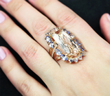 Крупное коктейльное золотое кольцо с золотисто-персиковым морганитом 11,48 карата, танзанитами и бриллиантами Золото